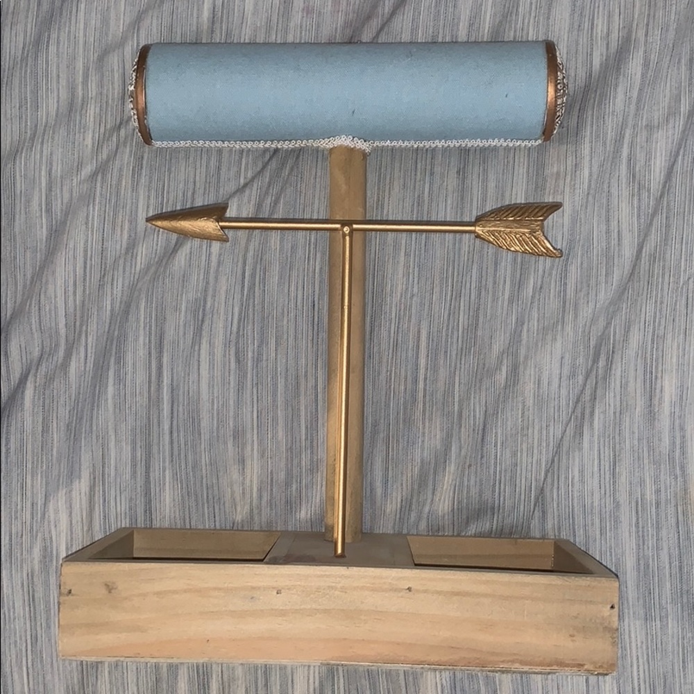 Arrow jewelry stand